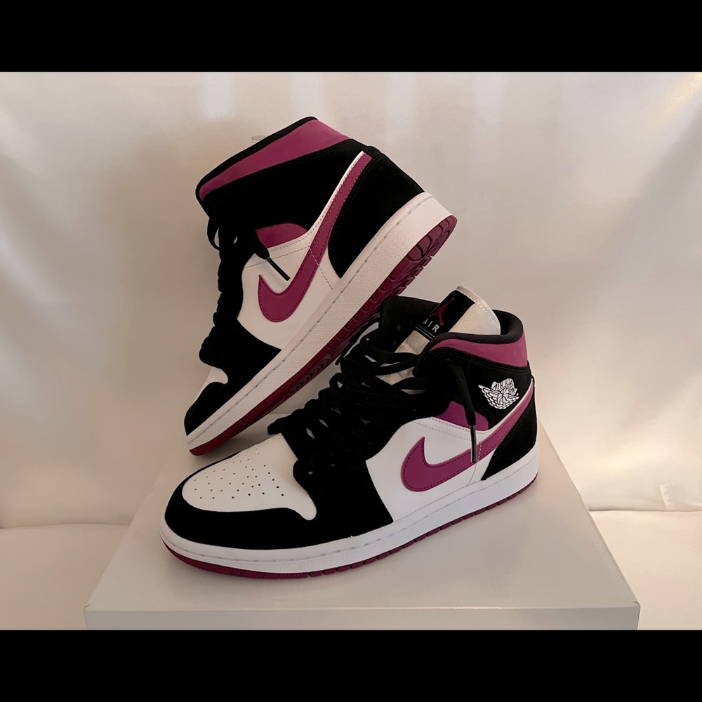 Wmns Nike Air Jordan 1 Mid Black/Cactus Flower-White Size 9 Used